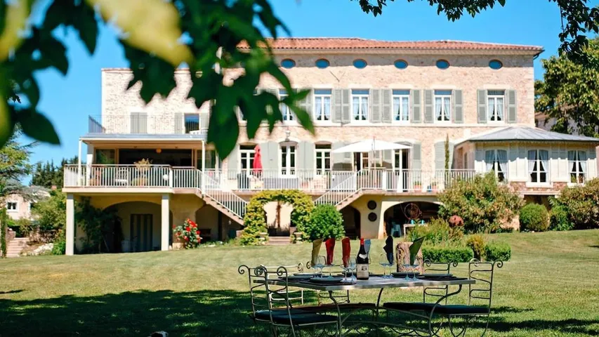 Villa für 15 Personen, mit Ausblick und Pool sowie Terrasse - 1