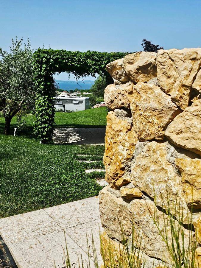 Bungalow per 4 persone, con idromassaggio e terrazza nonché giardino e piscina a Lazise