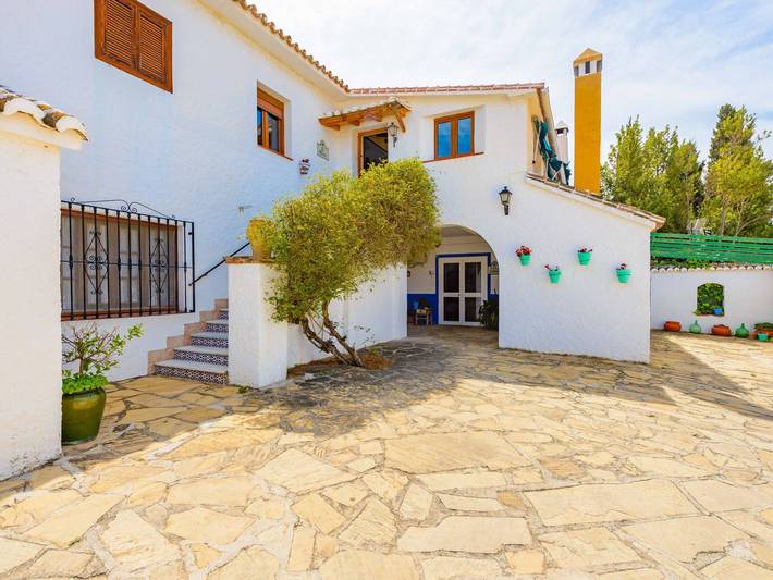 Casa de vacaciones para 18 personas, con jardín además de piscina y balcón - 1