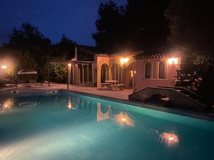 Location de vacances pour 4 personnes, avec piscine ainsi que vue et jardin à Cuges-les-Pins