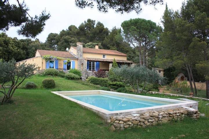 Location de vacances pour 12 personnes, avec jardin à La Bastidonne