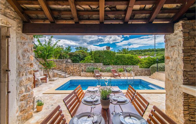 Acogedor apartamento de 2 dormitorios con piscina, a 900 m de la playa: ¡ideal para tu escapada! in Mirca, Supetar