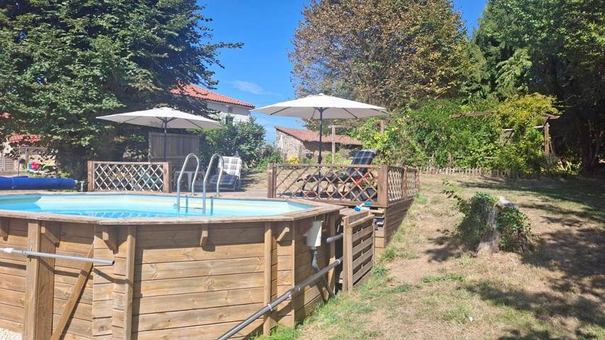 Location de vacances pour 6 personnes, avec Terrasse et Jardin ainsi que Piscine et Vue à Pageas