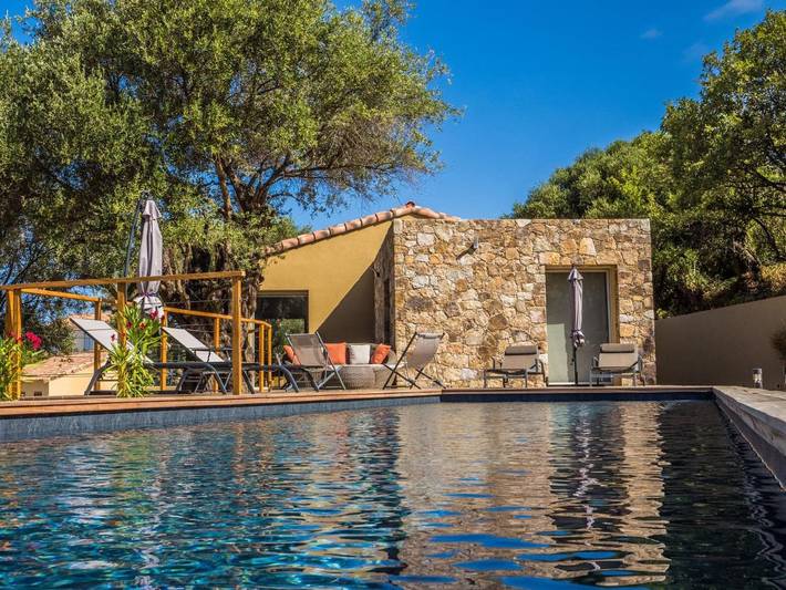 Location de vacances pour 2 personnes, avec piscine ainsi que vue et jardin à Aregno - 2