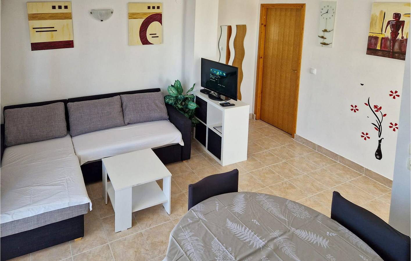 Ganze Ferienwohnung, Gemütliche 2-Zimmer-Wohnung mit Pool, WLAN und nur wenige Schritte vom Strand entfernt in Kaštel (Barbat), Barbat na Rabu