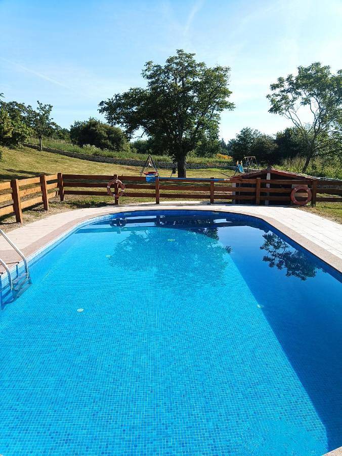 Casa rural para 25 personas, con vistas además de piscina y jardín, Familias con niños en Provincia de Lugo - 2
