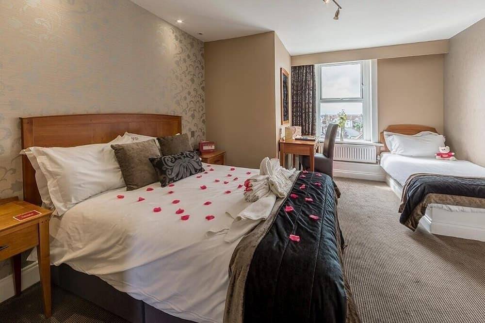 Historic Seaside Room with Breathtaking Views & Central Location in Westcliff-on-Sea, Southend-on-Sea