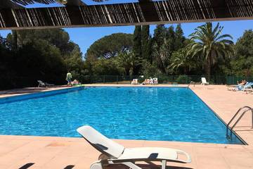 Gîte pour 6 personnes, avec terrasse ainsi que jardin et piscine dans Plage de Gigaro