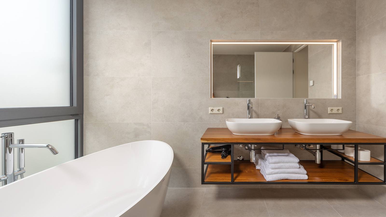 Villa Juno - atemberaubende Villa am Wasser mit beheiztem Pool und Sauna in Rogoznica in Rogoznica, Šibenik-Knin