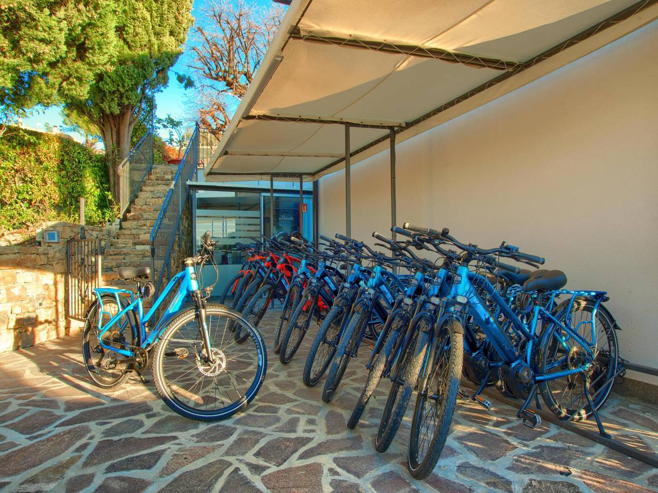 Trilocale con giardino privato, piscina, jacuzzi e bici elettriche in Bordighera, Riviera di Ponente