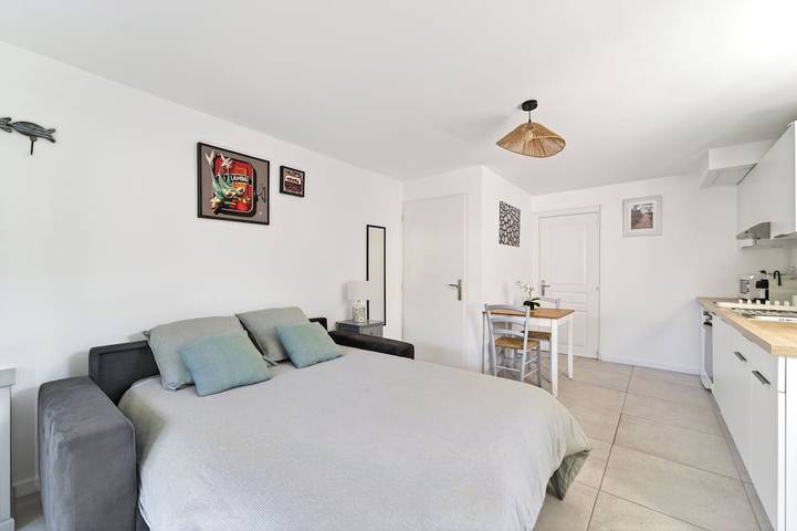 House consisting of 3 independent apartments with air conditioning, a terrace, parking, and a garden in Aubais, Costa mediterránea (Francia)