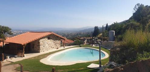 Casa de férias para 4 pessoas, com piscina e jardim e ainda vista and terraço em Chaves