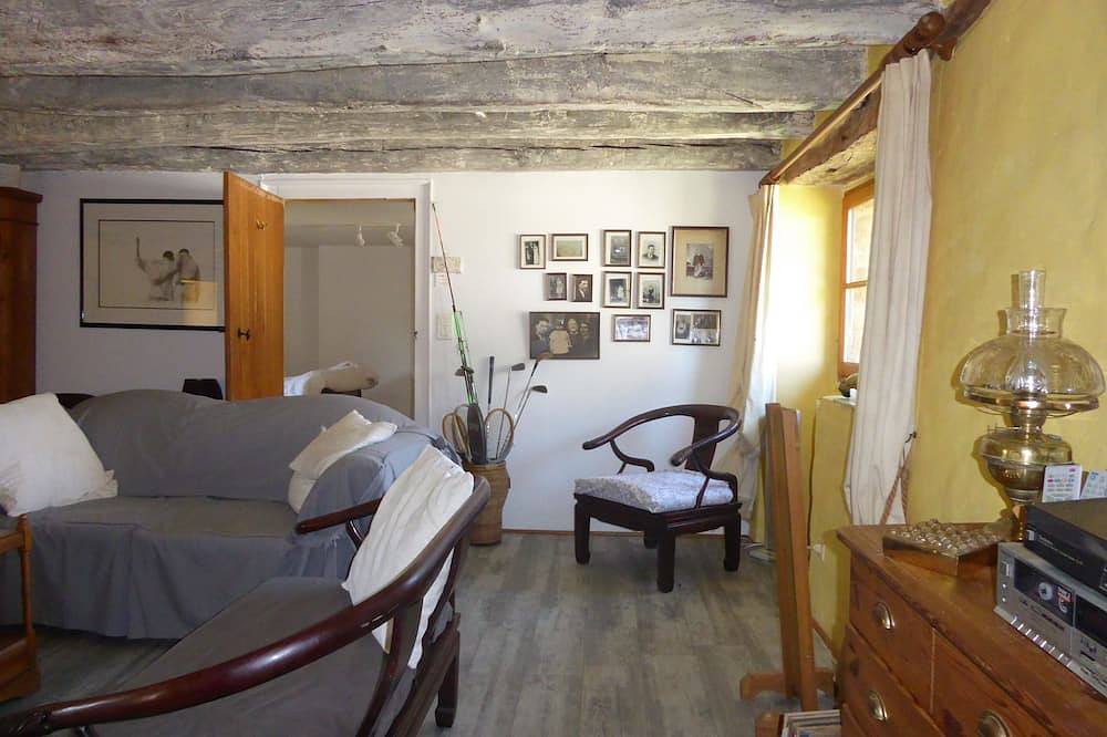 Cottage offrant de superbes vues et une piscine chauffée privée in Ayen, Région de Brive-la-Gaillarde