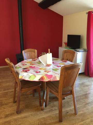 Gîte pour 4 personnes, avec terrasse et vue ainsi que piscine et jardin à Cenves