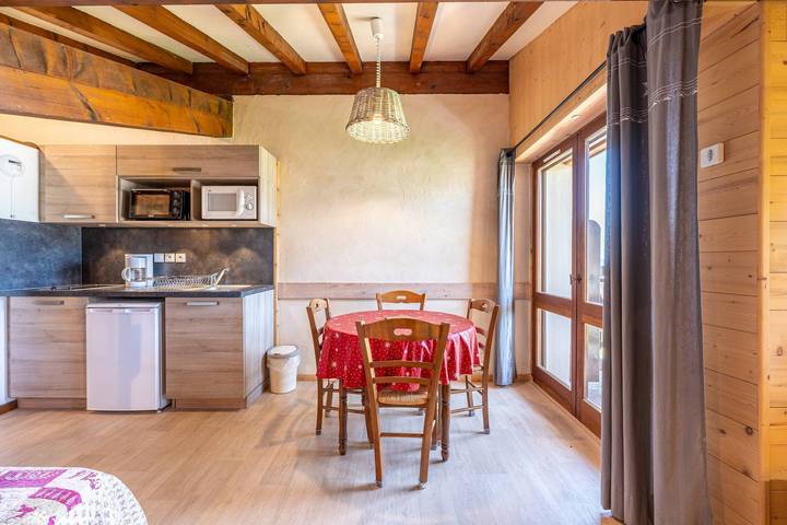Entire studio, Studio Apartment '11 - Les Warrens' with Mountain View, Shared Garden and Wi-Fi in Cohennoz, Albertville region