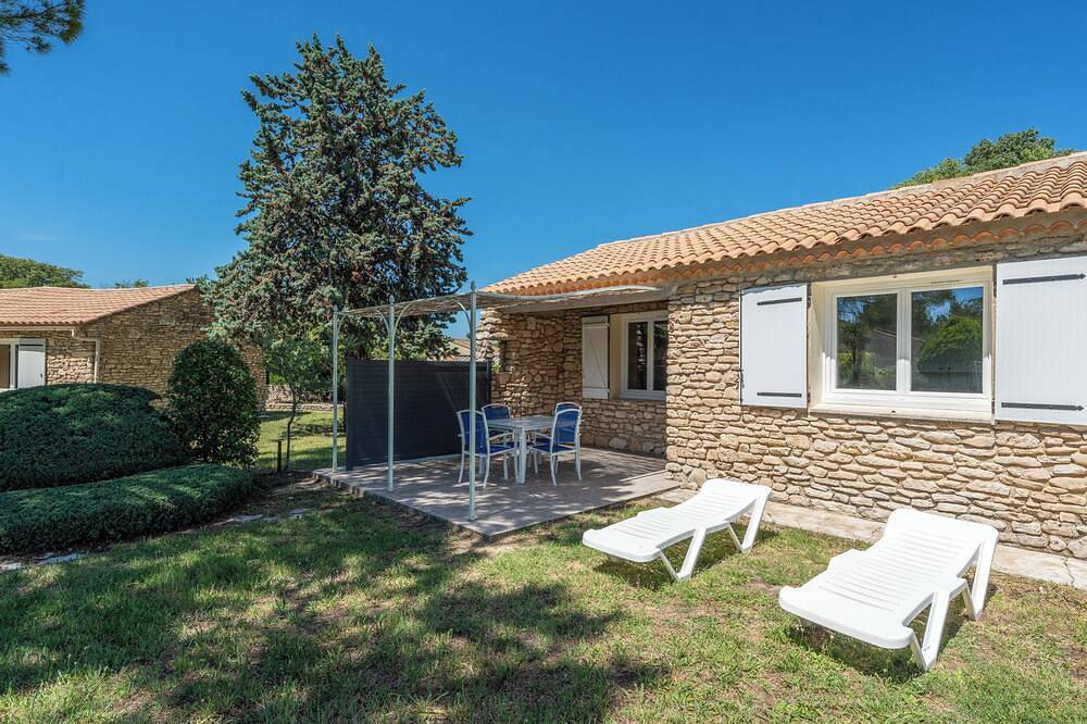 Ganze Wohnung, Provençal cottage in a tourist residence in La Roque-sur-Pernes, Vaucluse