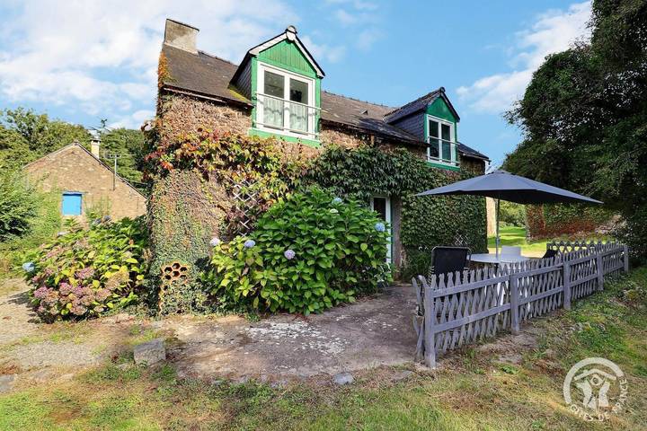 Gîte pour 6 personnes, avec Terrasse ainsi que Jardin et Vue à Saint-Pierre-de-Plesguen