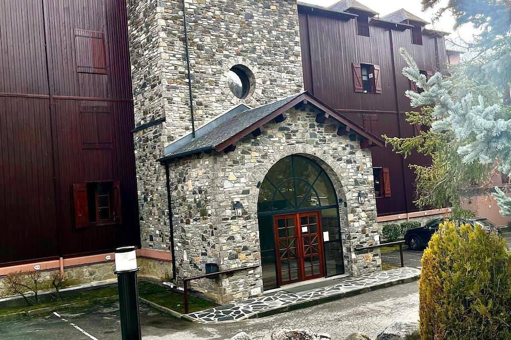 Entire apartment, Fully equipped studio with swimming pool, gym and large green spaces. in Enveitg, Prades region