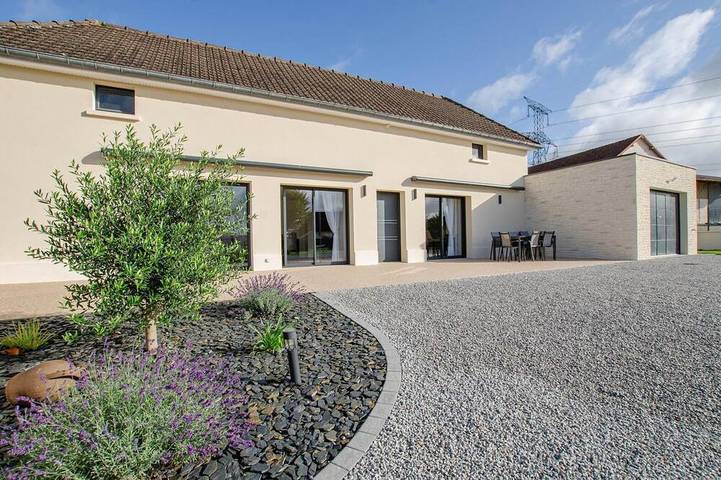 Location de vacances pour 6 personnes, avec jardin dans Bouranton