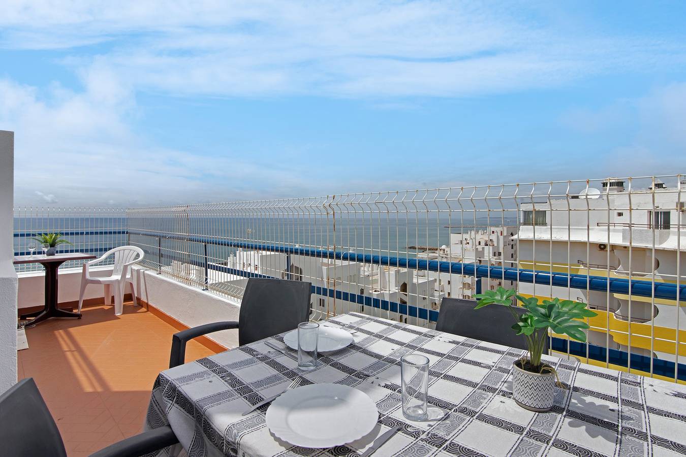 Entire apartment, Apartment 'T2 2 Linha Praia Vista Mar' with Sea View, Balcony and Wi-Fi in Cavacos, Quarteira