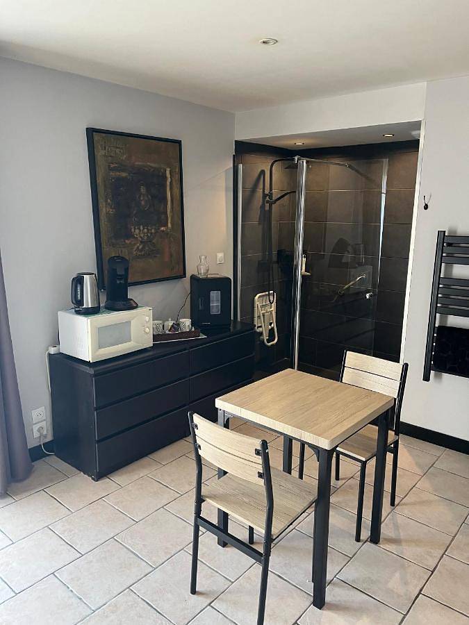 King Room with Roll-In Shower - Disability Access in Criquetot-sur-Longueville, Région de Dieppe