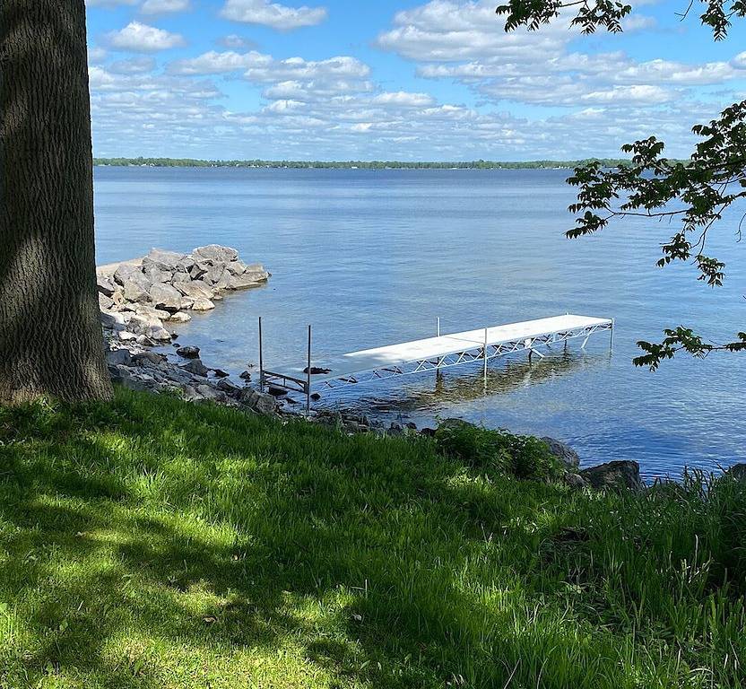 Charming cottage on Chaumont Bay, pet friendly, kayaks, dock, Ice Fishing in Jefferson County (NY)
