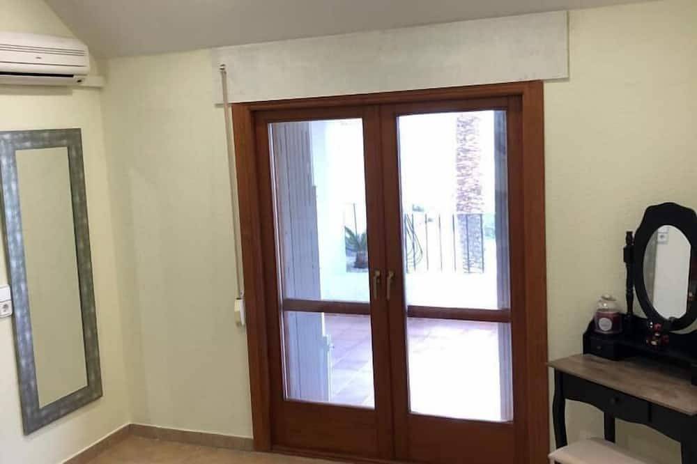 5 camere da letto, 3 bagni, piscina riscaldata, area barbar Bbq esterna, bar esterno. in Teulada (Spagna), Costa Blanca