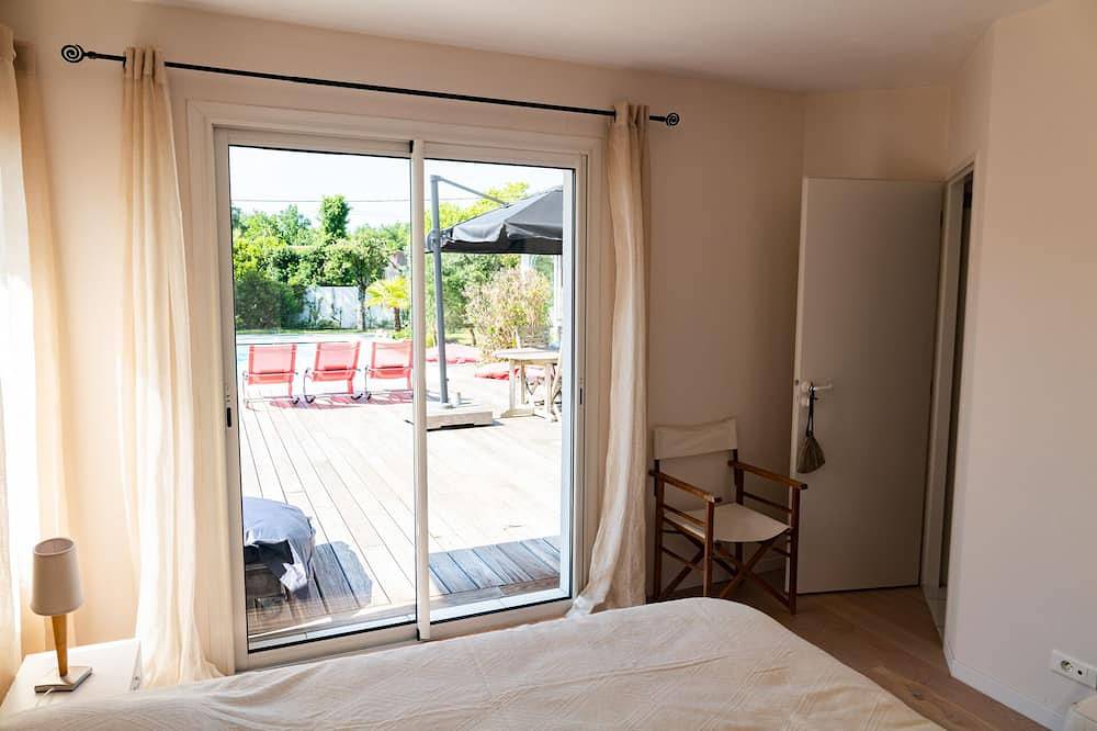 Very comfortable villa with heated pool between ocean, bay and lake in Le Porge, Lesparre-Médoc region