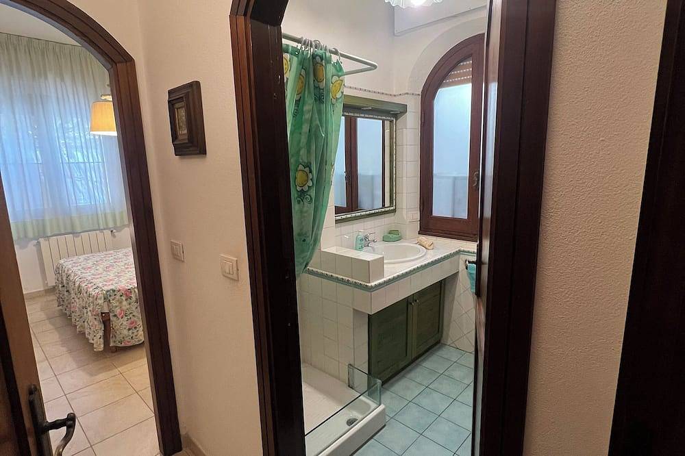 Entire apartment, House with garden with 2 bedrooms, 2 bathrooms, 50 meters from Beach in Torregrande, Oristano
