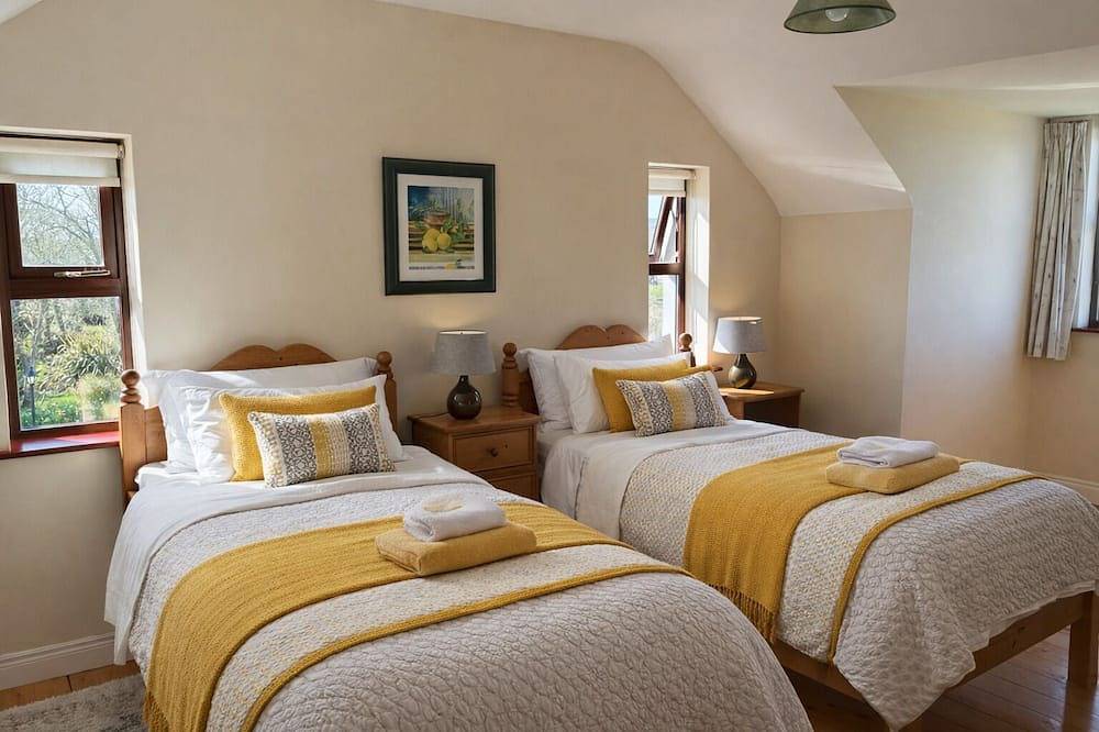 Cottage in a beautiful setting overlooking Galway Bay in Drumcreehy, County Clare