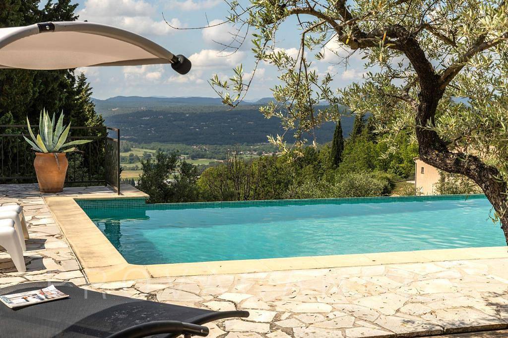 Villa with infinity pool and magnificent views in Callian in Callian, Region de Draguignan