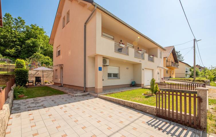 Ganze Ferienwohnung, Gemütliche Ferienwohnung mit Terrasse, Küche, WLAN und Parkplatz in Gračac, Zadar