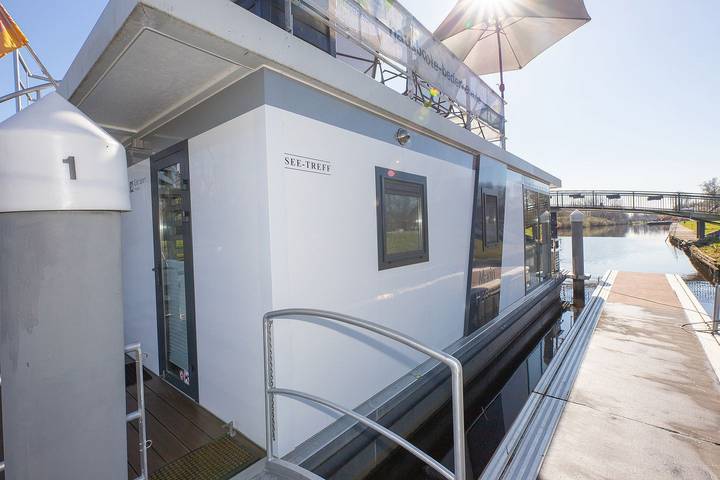 Ferienhaus für 4 Personen, mit Terrasse und Sauna sowie Seeblick
