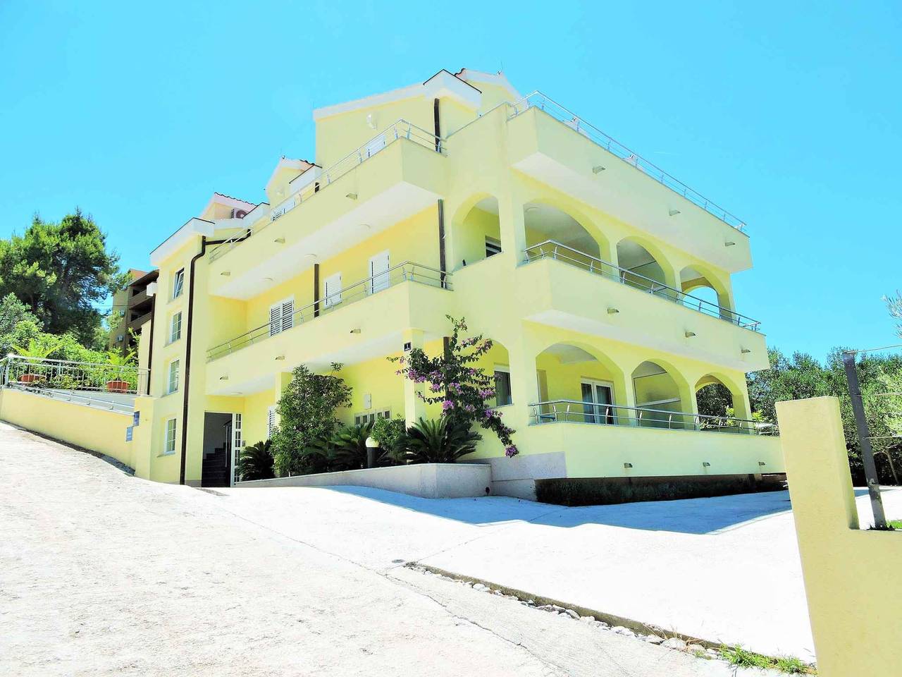 Geheel vakantieappartement, Vakantiewoning 150 m van het strand met zeezicht in Okrug Gornji, Čiovo
