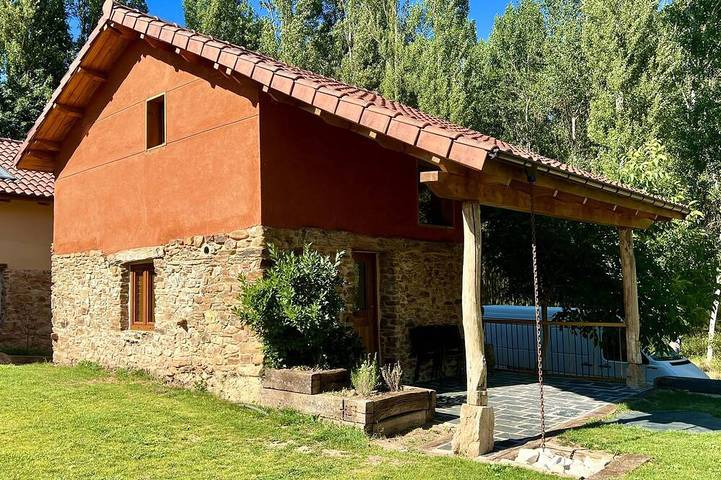 Gîte pour 4 personnes, avec Jacuzzi ainsi que Terrasse et Jardin