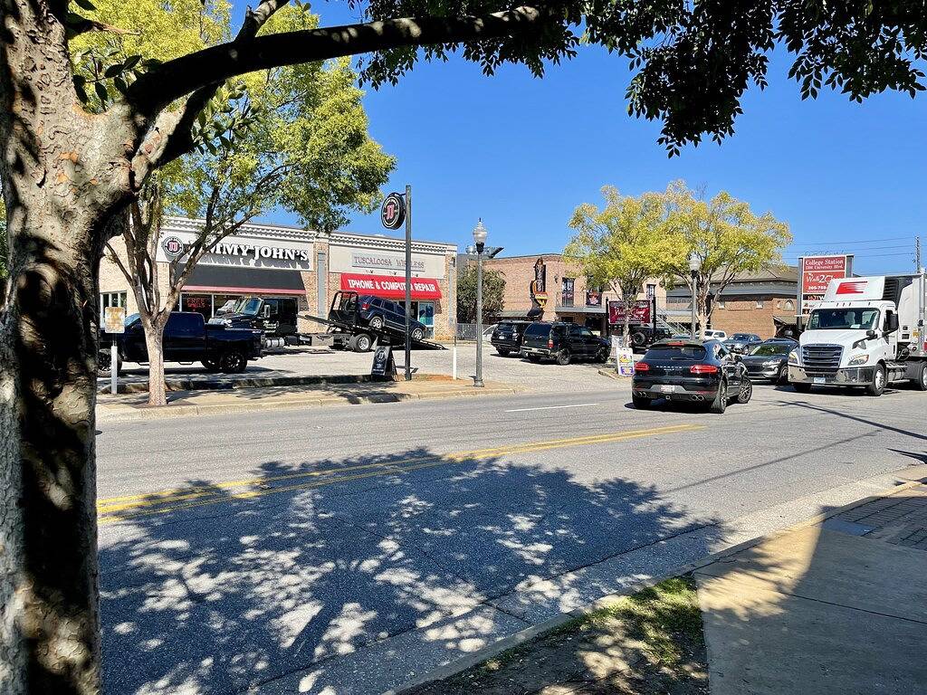 Ganze Wohnung, Bamanati - Step right out onto The Strip - walk to Stadium, Downtown & more! in Tuscaloosa, Tuscaloosa County