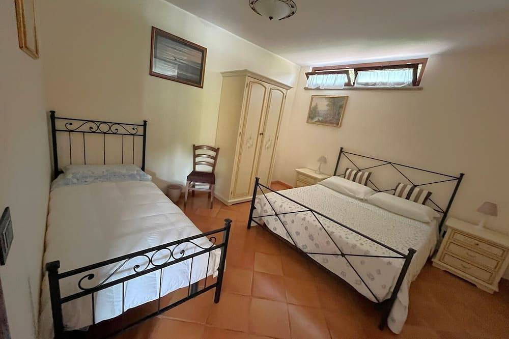 Acogedora Villa De 4 Dormitorios (3 + 1 Suite) 200 m2, Piscina Privada / 1.5 Millas A Bracciano in Manziana, Lago de Bracciano