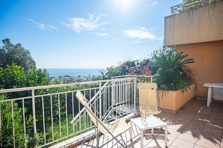 Gîte pour 4 personnes, avec piscine ainsi que vue sur l’océan et terrasse dans Plage des Sablettes Est