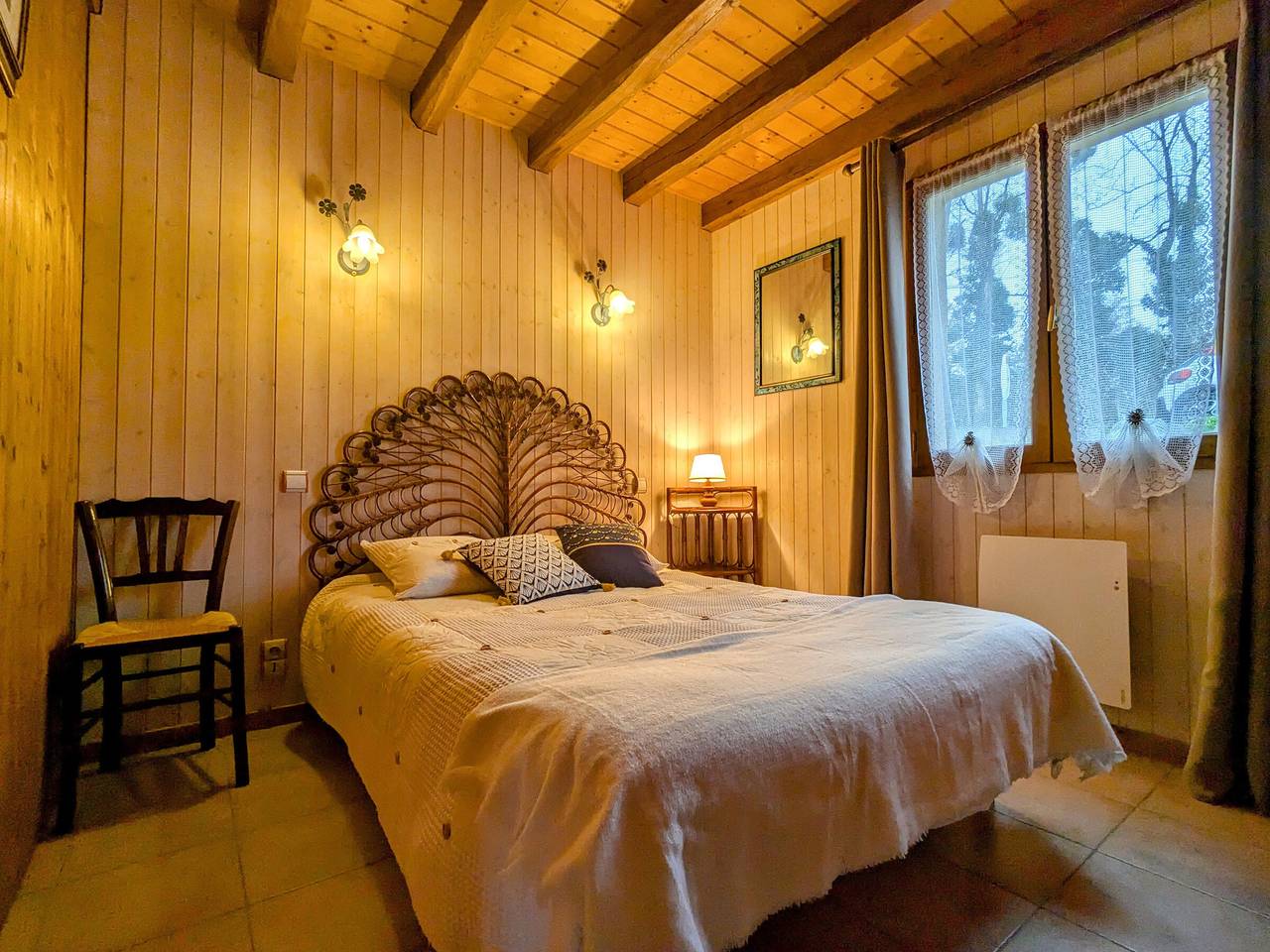 Lakeside house with enclosed garden and private parking, pets allowed in Saint-Plantaire, La Châtre region