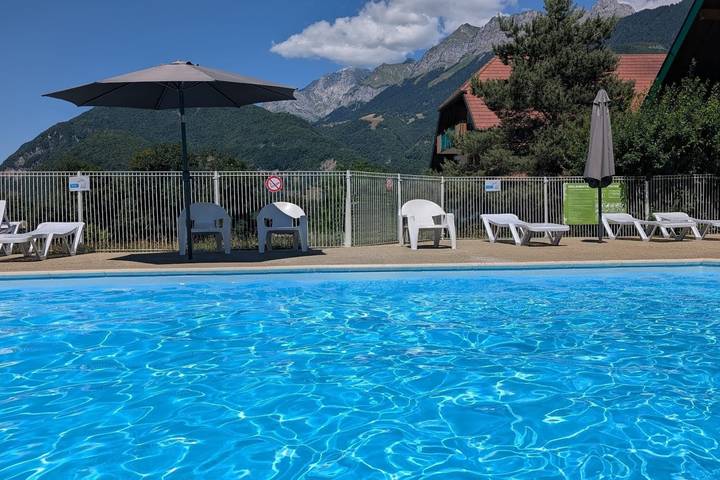 Ferienwohnung für 4 Personen, mit Terrasse und Garten sowie Pool und Sauna in Giez