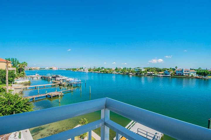 Vacation rental for 6 people, with pool and terrace in Treasure Island