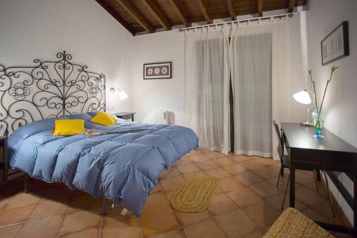 Casa rural para 6 personas, con Balcón además de Terraza y Jacuzzi en Paymogo