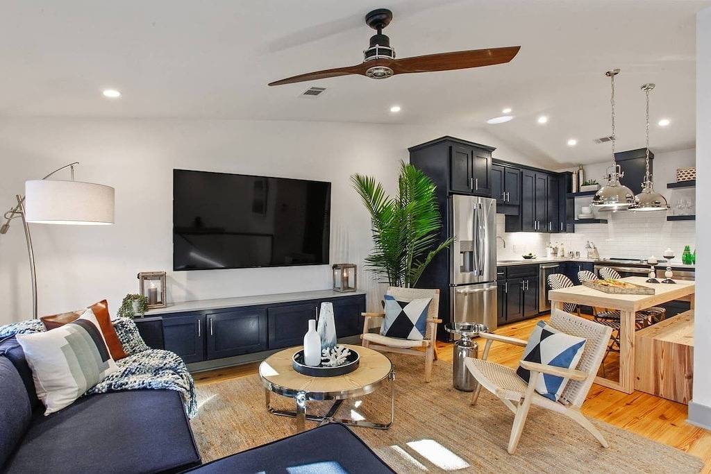 Luxe Carriage House | Heated Pool | Near River St in Savannah, Chatham County