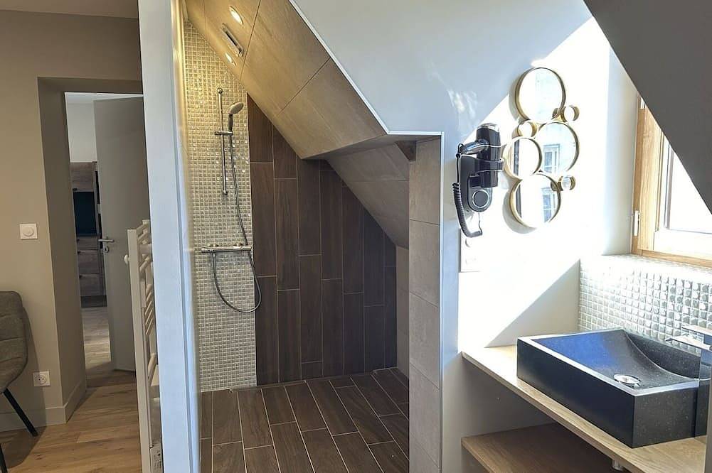 Apartamento entero, Suite Vaudésir-Apartamento-Lujoso-Baño en la habitacion-Vista al patio in Chablis (Yonne), Auxerre region