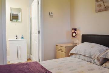 Cabin for 4 Guests in Sherwood Forest, Nottinghamshire, Picture 2