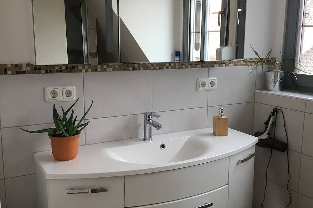 Ganze Wohnung, Neues Ferienhaus (90qm) mit gemütlichem Innenhof in Dettelbach, Fränkisches Weinland