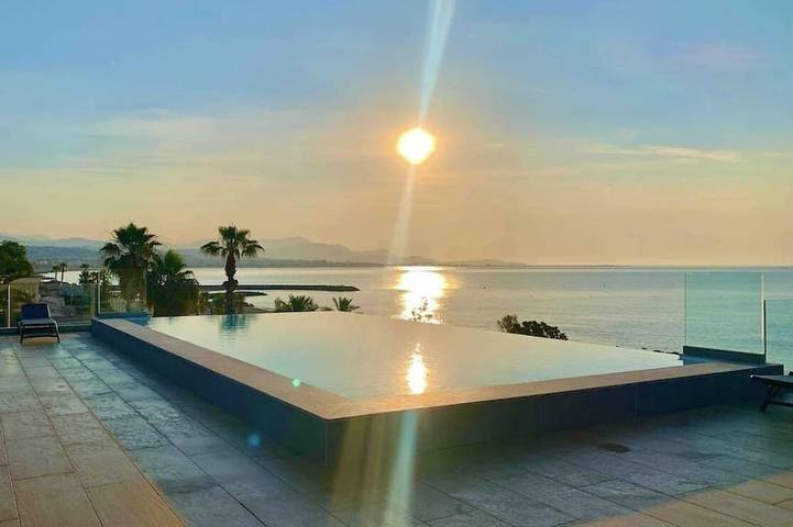 Location de vacances pour 3 personnes, avec jardin ainsi que piscine et balcon, animaux acceptés dans Villeneuve-Loubet Plage