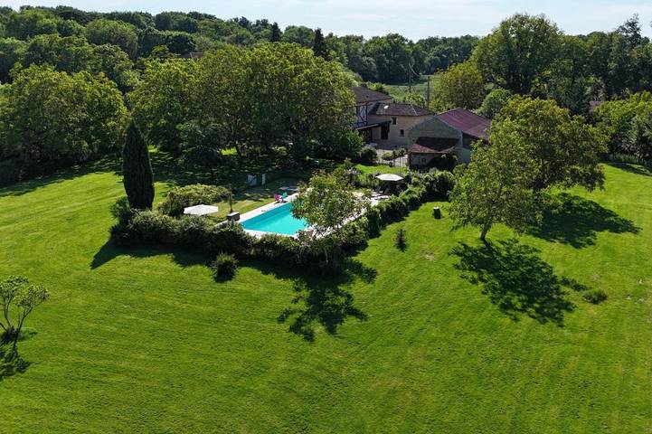 Location de vacances pour 3 personnes, avec Terrasse ainsi que Jardin et Piscine à Gondrin