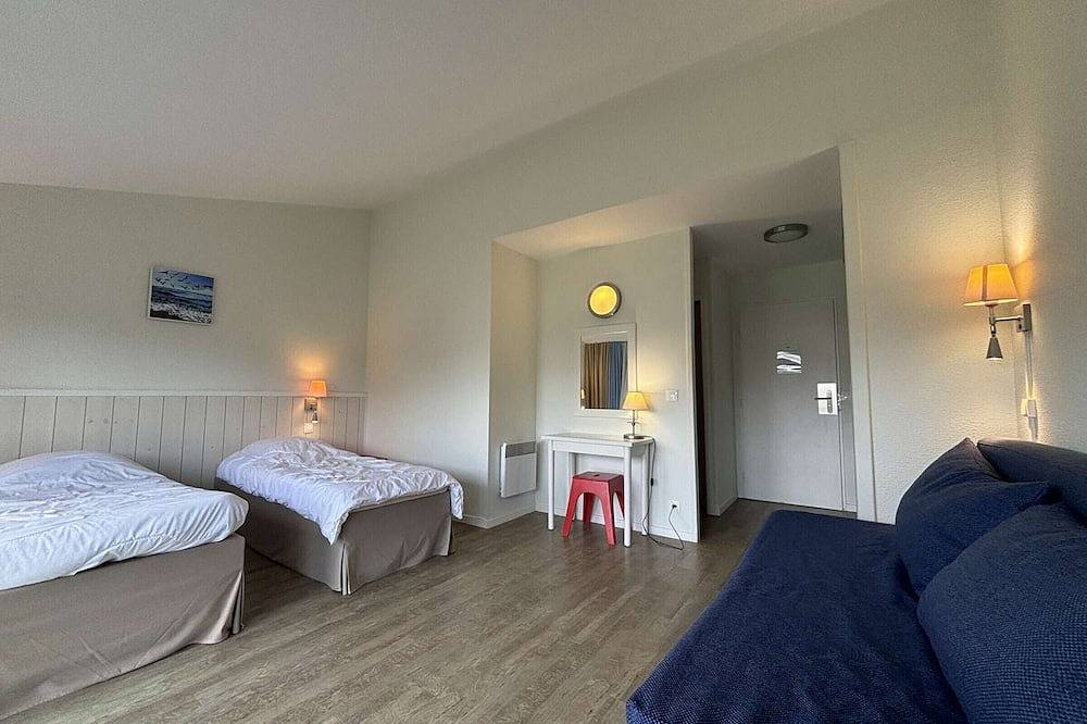 Entire apartment, 2-Room Apartment with Pool & Spa, Sleeps 4, Saint Martin de Ré in Saint-Martin-de-Ré, Ile de Re