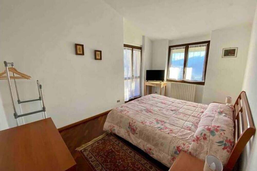 Independent villa with garden and great view in Sondrio, Bernina-Alpen